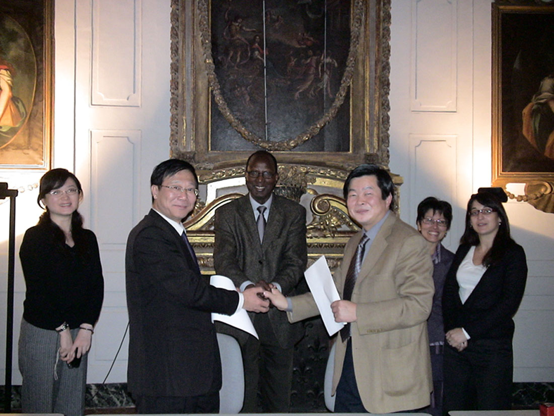 陈建平与金邦贵交换合作协议,Paul DJONDANG 副校长等在场见证