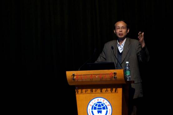 杨韶刚教授在传授知识 杨韶刚教授在传授知识