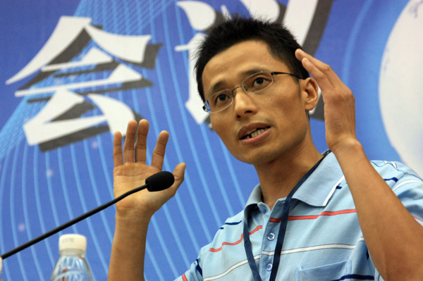 年轻教师代表慷慨激昂的演讲