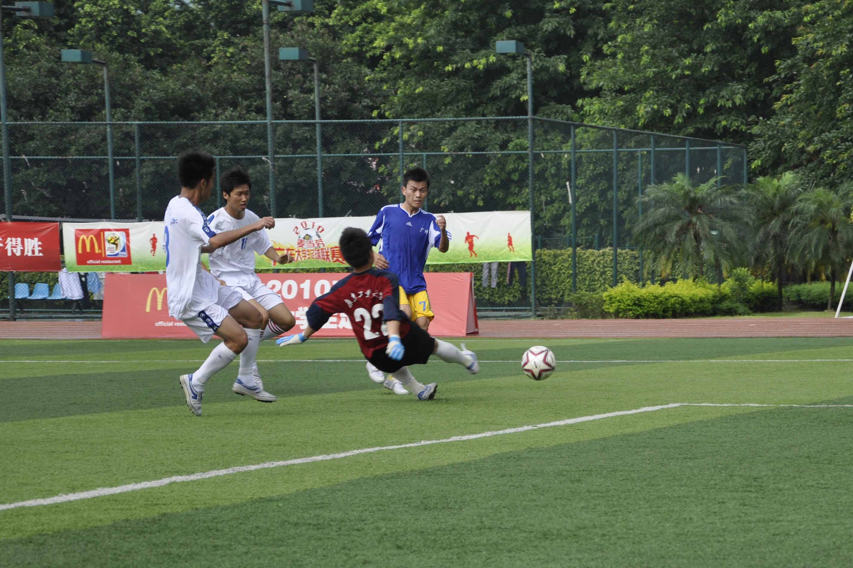 防守队员目送皮球滚进网窝