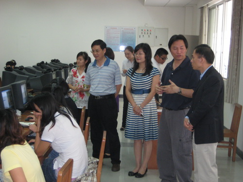 参观数码艺术设计实验室