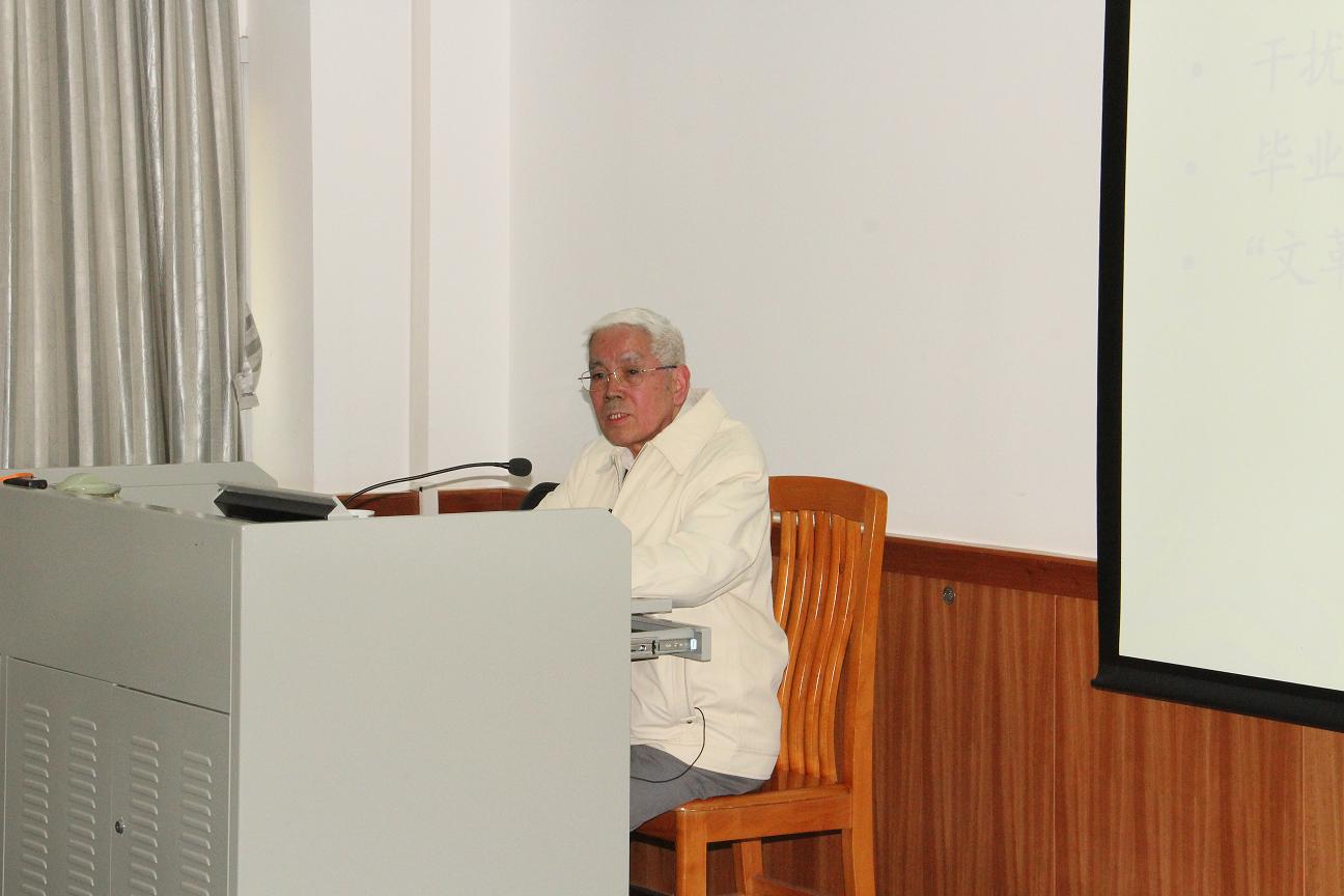 黄建华老校长神采奕奕向青年教师分享经验 黄建华老校长神采奕奕向青年教师分享经验