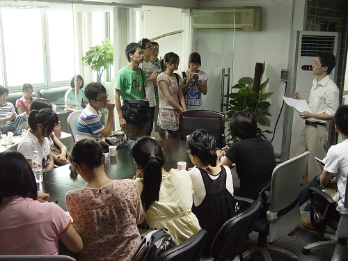 管院学子认真听邢总(右立者)讲解