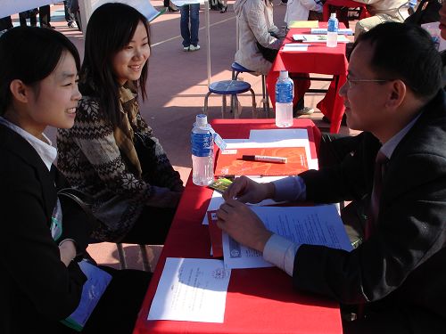 自信从容的面试给企业方留下好印象(图/徐莹)