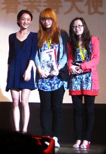 周迅(左)为获奖者(中:金瑛;右:章少娜)颁奖