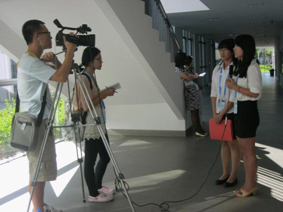 日语译员吴丽萍(右二)和韩语译员李冰冰(右一)接受采访 日语译员吴丽萍(右二)和韩语译员李冰冰(右一)接受采访