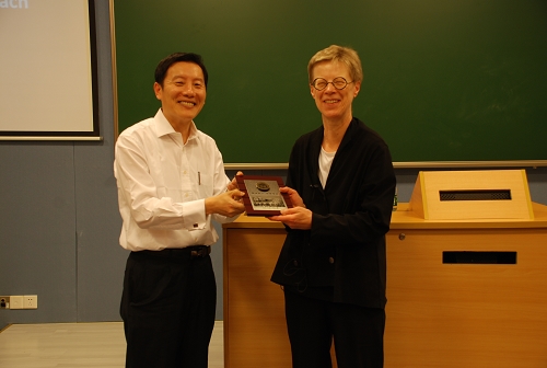 方凡泉副校长代表学校向Barbara Johnstone教授赠送纪念品