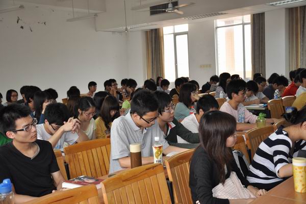 同学们都在认真听讲