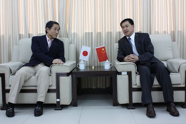 隋广军与总领事亲切交谈