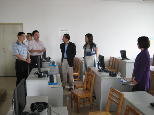 参观多媒体音乐室