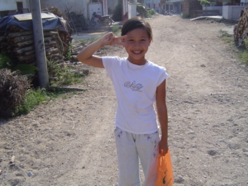 她的笑容也很灿烂