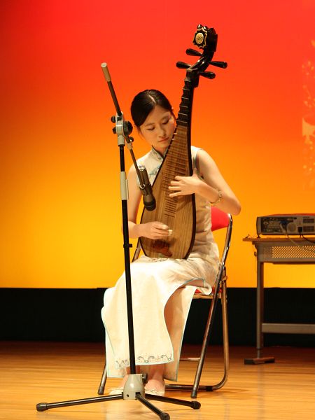 “犹抱琵琶半遮面”