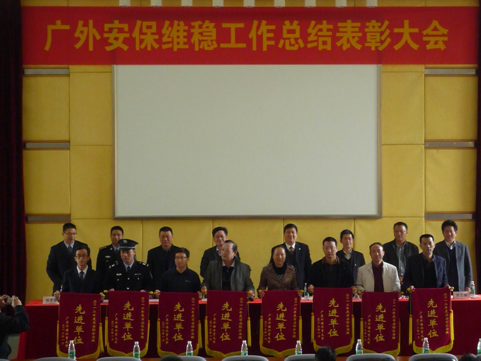 领导为获奖人员颁奖 领导为获奖人员颁奖