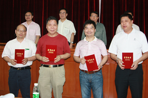 给员工颁发荣誉证书