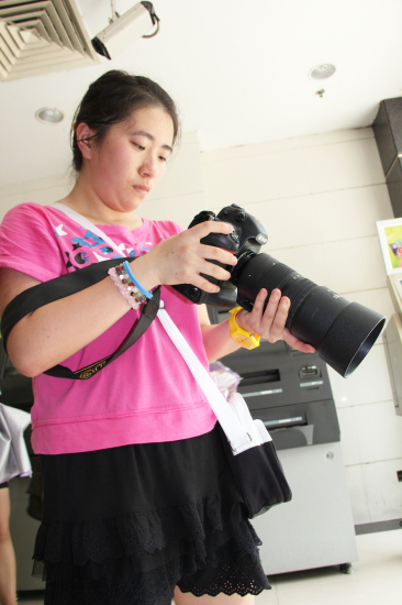 团员李净尘在调整她的“长炮”(图:王智欣) 团员李净尘在调整她的“长炮”(图:王智欣)