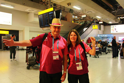 志愿者保罗(左)和克里斯汀(右)为伦敦奥运加油喝彩。 施文欣摄 志愿者保罗(左)和克里斯汀(右)为伦敦奥运加油喝彩。 施文欣摄