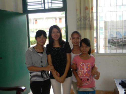 Mandy(左二)与她的学生 Mandy(左二)与她的学生