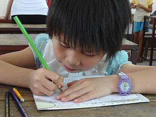 小孩子在聚精会神地画画 小孩子在聚精会神地画画