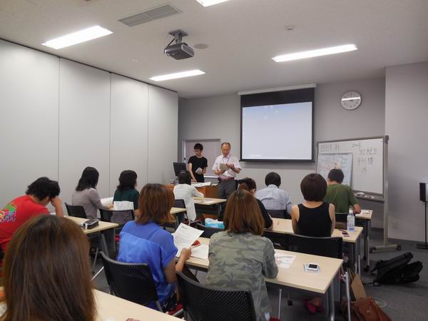 加清主任和志愿者解答问题 加清主任和志愿者解答问题