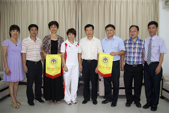 冼东妹与我校领导合影 冼东妹与我校领导合影