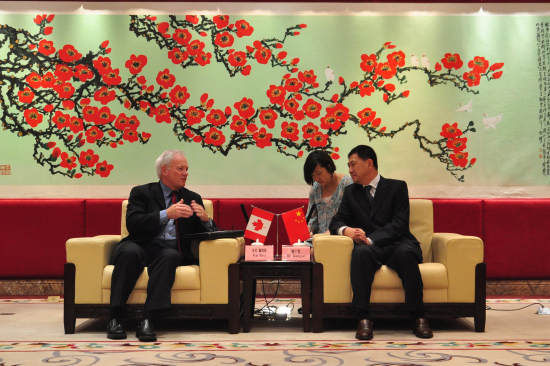 隋广军与亚伦·戴维斯交谈 隋广军与亚伦·戴维斯交谈