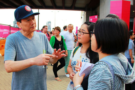 美国体操代表队教练梁皓泉与学生哥交流中,他表示听到粤语很兴奋。 施文欣摄 美国体操代表队教练梁皓泉与学生哥交流中,他表示听到粤语很兴奋。 施文欣摄