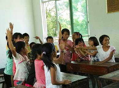 知识竞赛上小孩子们竞答 知识竞赛上小孩子们竞答