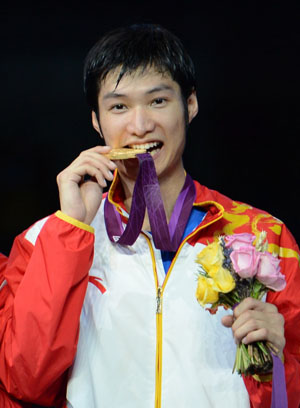 雷声在伦敦完成了上一代中国剑客的梦想,将奥运会中国男子花剑个人赛金牌稳稳收入囊中。新华社记者 王毓国摄 雷声在伦敦完成了上一代中国剑客的梦想,将奥运会中国男子花剑个人赛金牌稳稳收入囊中。新华社记者 王毓国摄