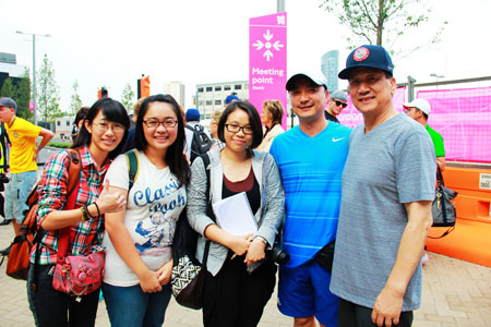 学生哥巧遇美国体操代表队教练梁皓泉(右一)、乔良(右二) 学生哥巧遇美国体操代表队教练梁皓泉(右一)、乔良(右二)