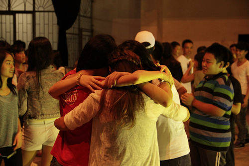 师生们相拥而泣,不舍分离 师生们相拥而泣,不舍分离