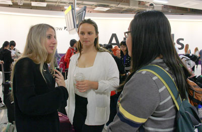 曹舒婷同学正在采访旅客瑞秋,瑞秋对志愿者服务感到十分满意。 施文欣摄 曹舒婷同学正在采访旅客瑞秋,瑞秋对志愿者服务感到十分满意。 施文欣摄