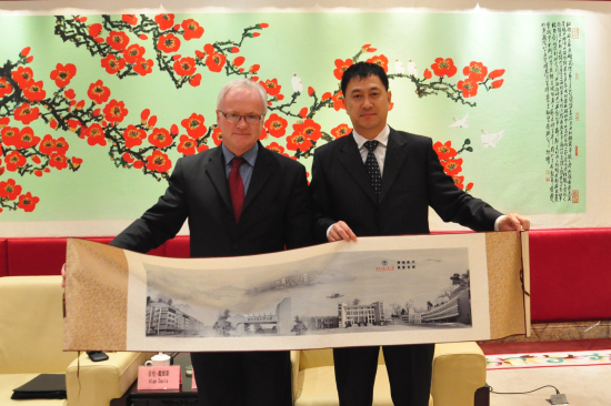 我校赠送礼物 我校赠送礼物