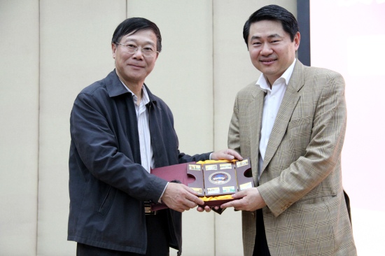 陈建平代表学校向校友王辉耀赠送纪念品 陈建平代表学校向校友王辉耀赠送纪念品