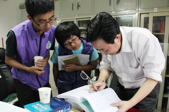 章宜华向记者介绍国家社科基金项目成果 章宜华向记者介绍国家社科基金项目成果