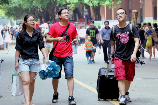 陪同父母,带上行囊,步入广外校园 陪同父母,带上行囊,步入广外校园