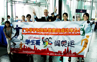 摩根先生与学生哥们亲切合照 (王智欣摄) 摩根先生与学生哥们亲切合照 (王智欣摄)