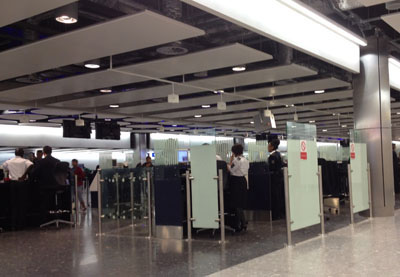 希斯罗机场安检柜台。 黄豫摄 希斯罗机场安检柜台。 黄豫摄