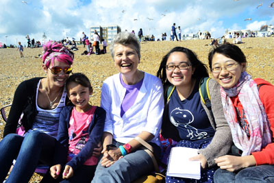 学生哥和吉尔坎斯一家合照。 冯梓莹摄 学生哥和吉尔坎斯一家合照。 冯梓莹摄