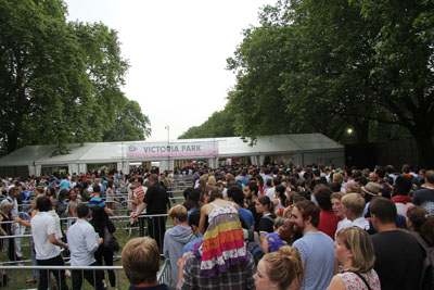 观众等待排队进入维多利亚公园准备观看开幕式,队伍长到一直延伸到马路处 (黄选阳摄) 观众等待排队进入维多利亚公园准备观看开幕式,队伍长到一直延伸到马路处 (黄选阳摄)