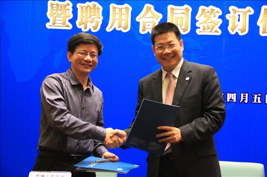 仲伟合校长与受聘人员代表签订合同 仲伟合校长与受聘人员代表签订合同