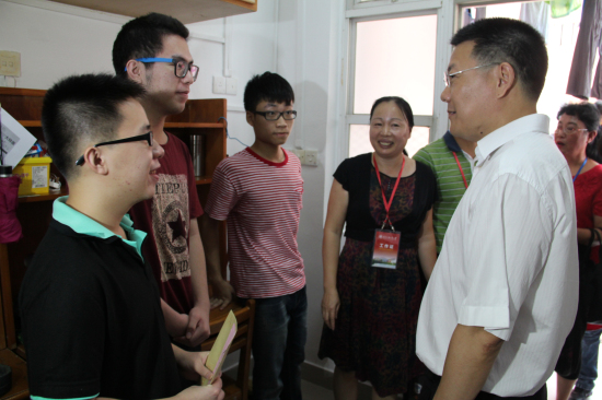仲伟合校长前往新生宿舍与新生交流 仲伟合校长前往新生宿舍与新生交流
