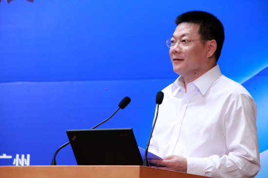 仲伟合校长主持仪式 仲伟合校长主持仪式