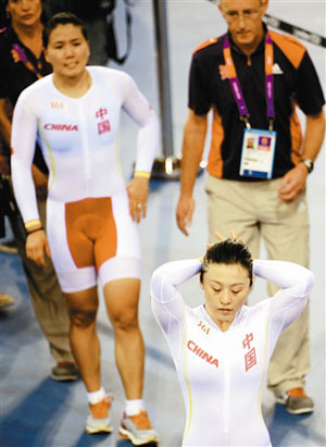 8月2日,郭爽(前)和宫金杰失望地离开赛场。 图片来源:新华网 8月2日,郭爽(前)和宫金杰失望地离开赛场。 图片来源:新华网
