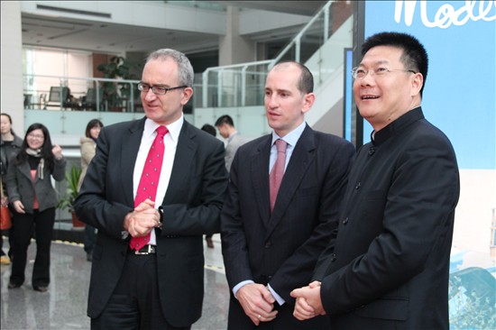 仲伟合校长与来宾参观图片巡展 仲伟合校长与来宾参观图片巡展