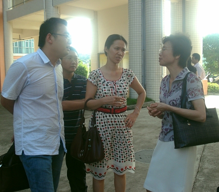 与阳春教育局杨书记交谈