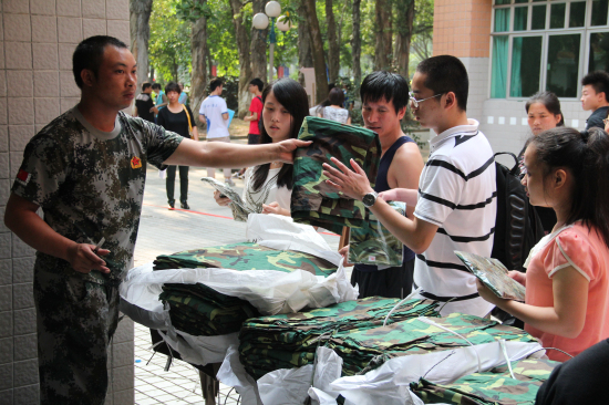 领取军服 领取军服