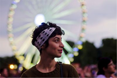 公园里一名女孩正全神贯注地观看开幕式的直播 (谭凯元摄) 公园里一名女孩正全神贯注地观看开幕式的直播 (谭凯元摄)