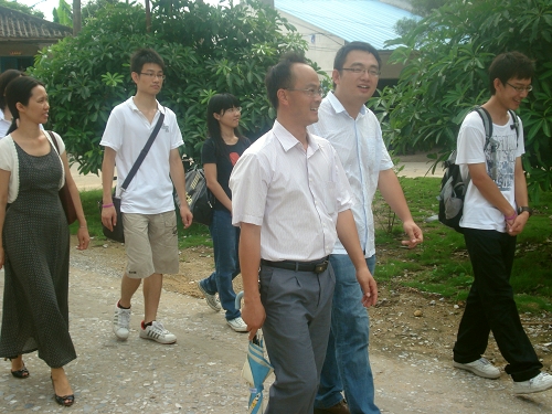 与潭水中学副校长愉快交谈