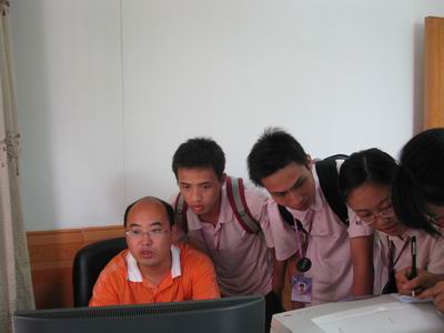 曾所长认真讲解“家电下乡”领取补贴的程序