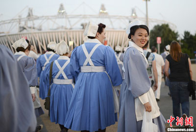 7月23日,穿着护士服饰的华人出现在闭幕式演员的队伍中。图片来源:中新网 7月23日,穿着护士服饰的华人出现在闭幕式演员的队伍中。图片来源:中新网